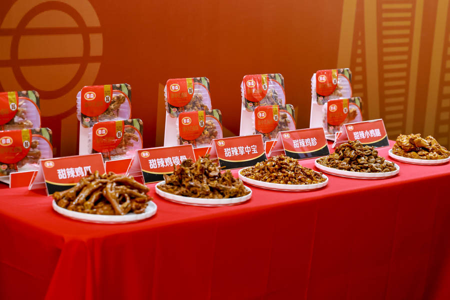 为上海定制甜辣卤味、为乡土动物做设计，国际消费品牌把本土化玩明白了