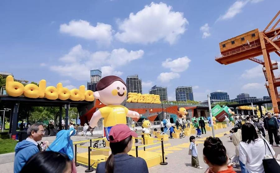 为上海定制甜辣卤味、为乡土动物做设计，国际消费品牌把本土化玩明白了